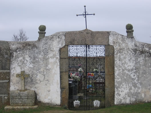 Fachada del cementerio de Villar de Argañán