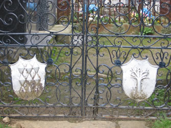 Escudo de la familia Nogales Delicado en la puerta del cementerio de Villar de Argañán
