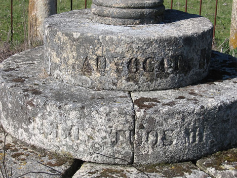 Pedestal de la estatua del Valle de la Santa (Hurtada)