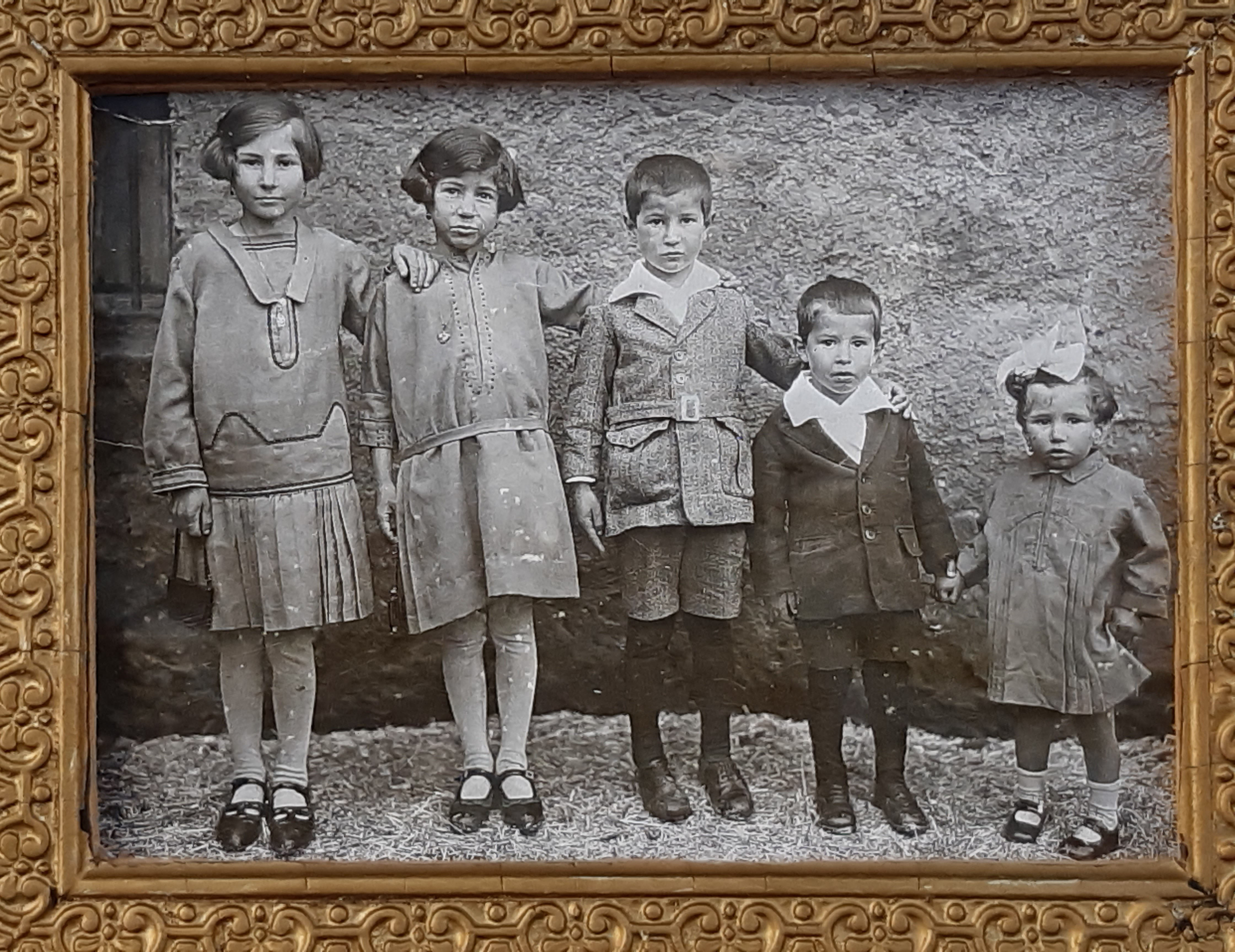 Josefina y hermanos que la siguen en edad (De izquierda a derecha: Josefina, Hilaria, Jesús, Felipe y Ángela)