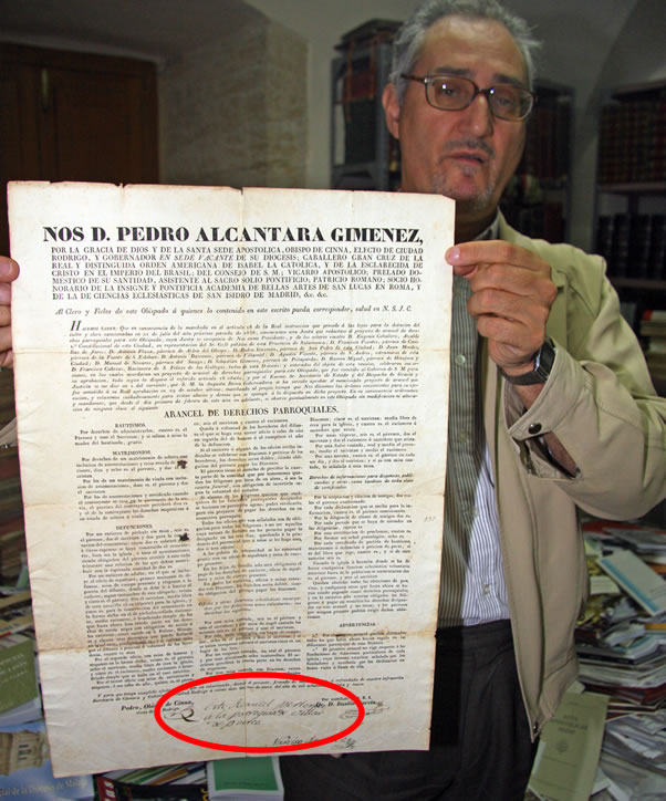 Archivero mostrando documento Aranceles Religiosos de 1838