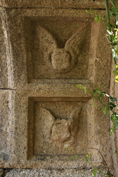 Villar de Ciervo: grutescos del arco del sepulcro de la Sacristía de Camporredondo