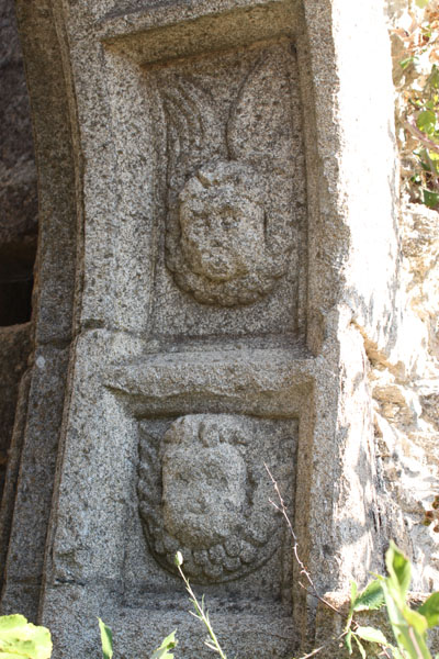 Villar de Ciervo: Grutescos de la puerta principal de la Sacristía de Camporredondo